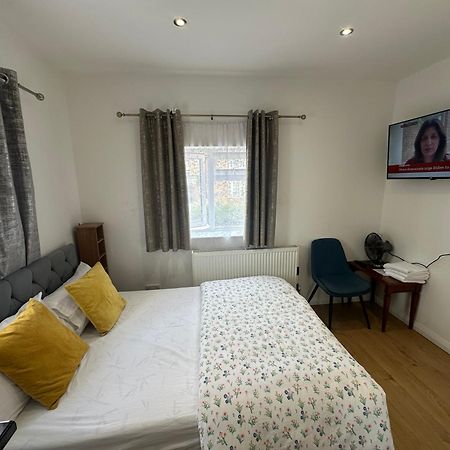 Luxury Ensuite 2Nd Studio Flat With Great Views In Keedonwood Road With Fully Own Bathroom Newly Added And Private Kitchenette بروملي المظهر الخارجي الصورة
