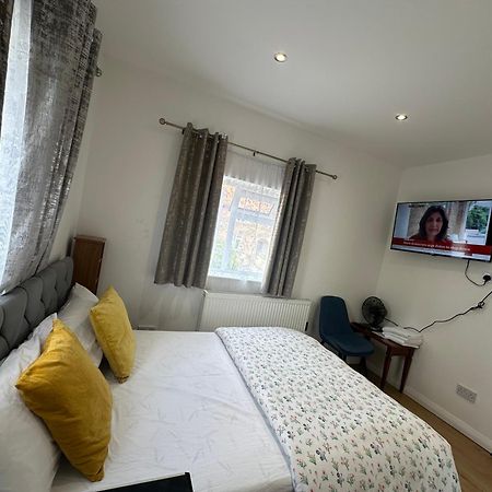 Luxury Ensuite 2Nd Studio Flat With Great Views In Keedonwood Road With Fully Own Bathroom Newly Added And Private Kitchenette بروملي المظهر الخارجي الصورة