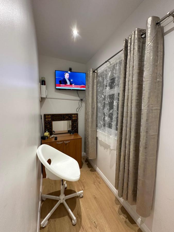 Luxury Ensuite 2Nd Studio Flat With Great Views In Keedonwood Road With Fully Own Bathroom Newly Added And Private Kitchenette بروملي المظهر الخارجي الصورة