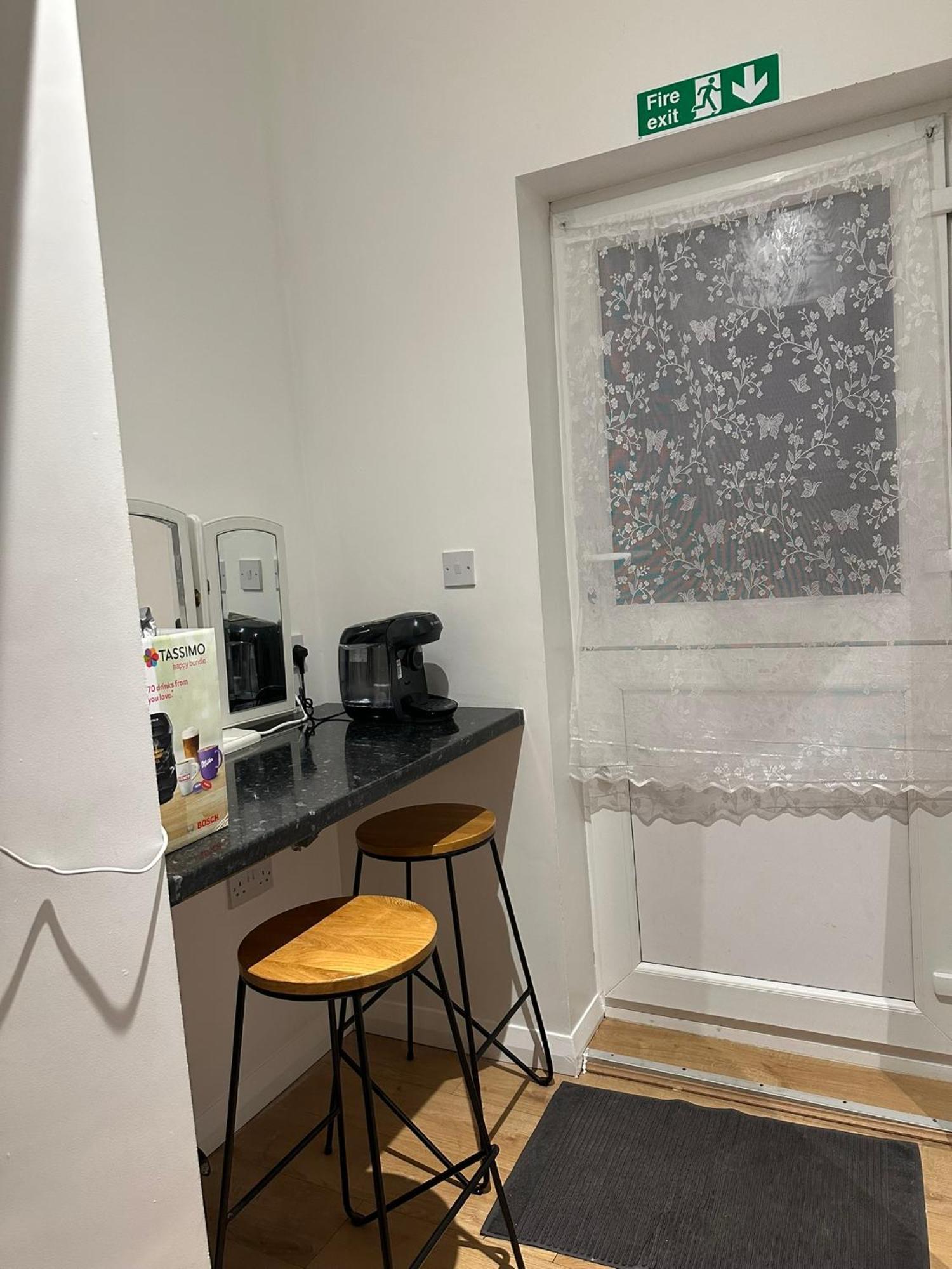 Luxury Ensuite 2Nd Studio Flat With Great Views In Keedonwood Road With Fully Own Bathroom Newly Added And Private Kitchenette بروملي المظهر الخارجي الصورة