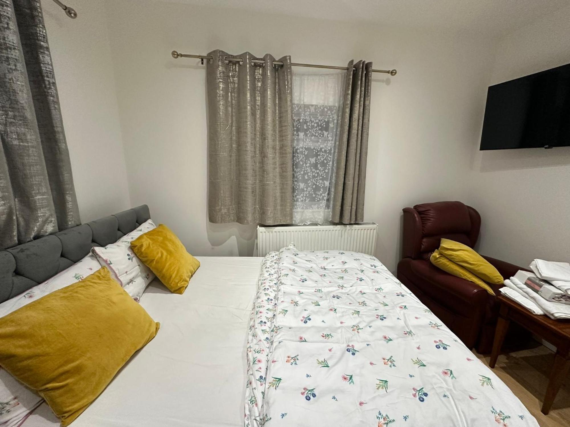 Luxury Ensuite 2Nd Studio Flat With Great Views In Keedonwood Road With Fully Own Bathroom Newly Added And Private Kitchenette بروملي المظهر الخارجي الصورة