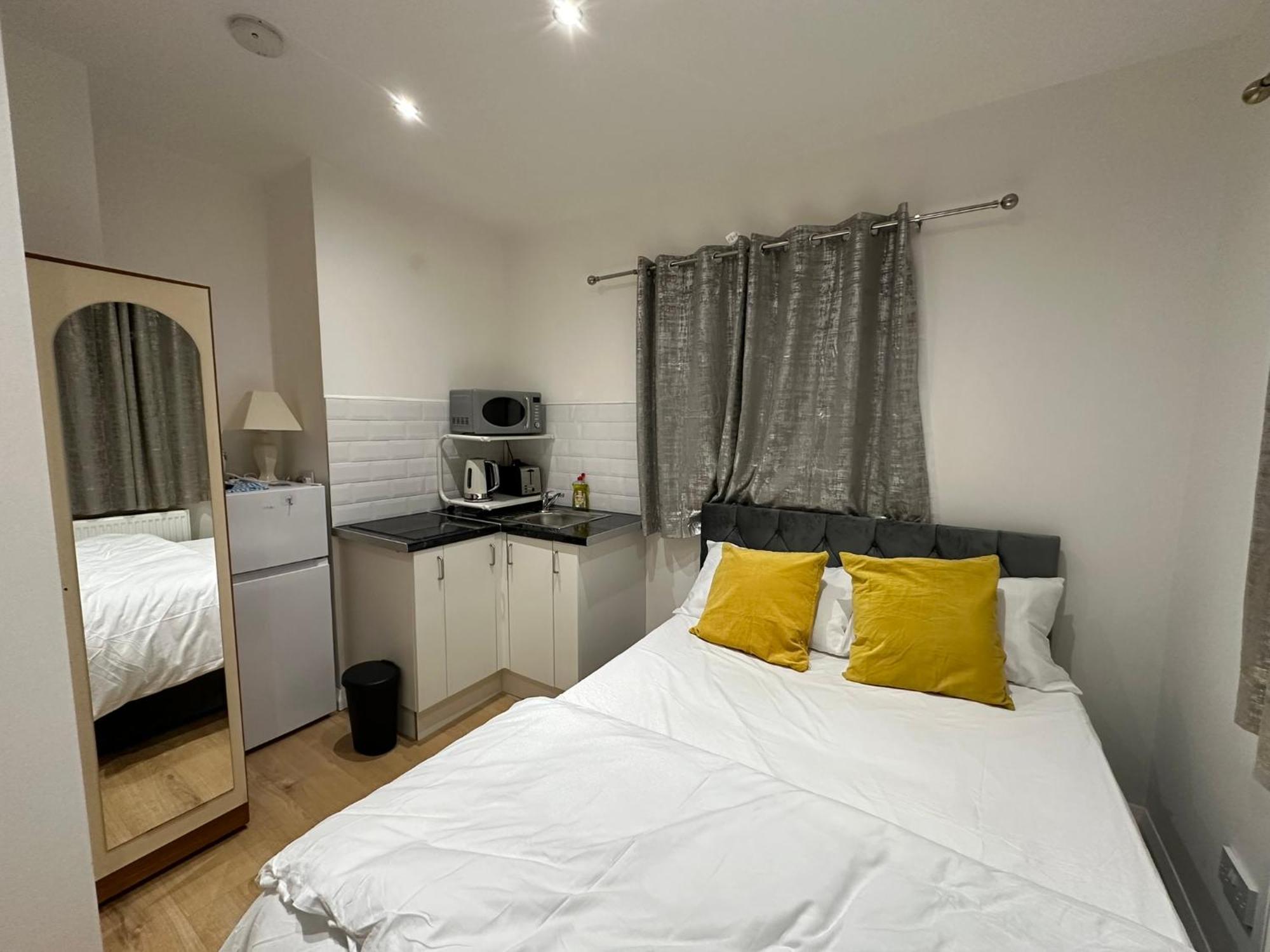 Luxury Ensuite 2Nd Studio Flat With Great Views In Keedonwood Road With Fully Own Bathroom Newly Added And Private Kitchenette بروملي المظهر الخارجي الصورة