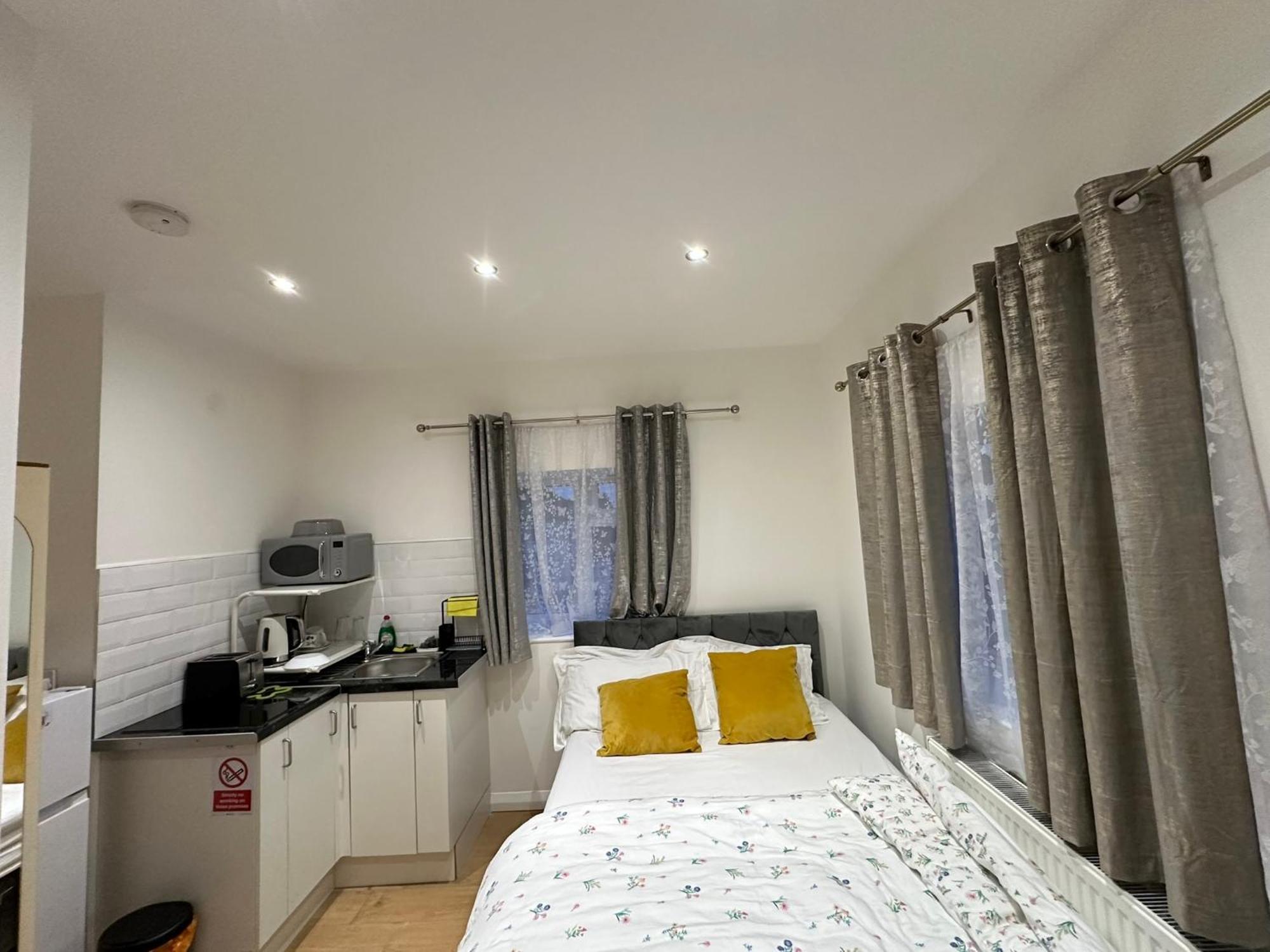Luxury Ensuite 2Nd Studio Flat With Great Views In Keedonwood Road With Fully Own Bathroom Newly Added And Private Kitchenette بروملي المظهر الخارجي الصورة