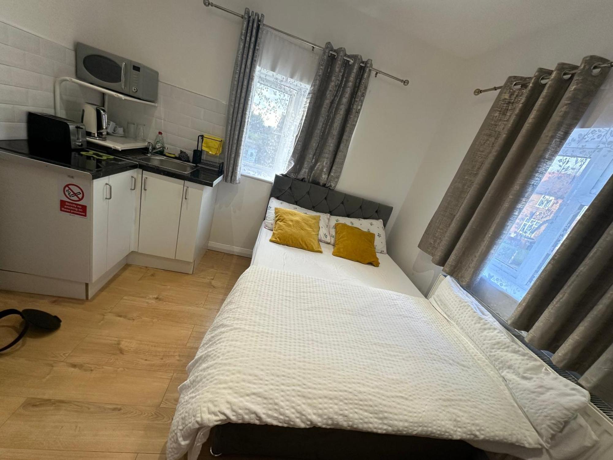 Luxury Ensuite 2Nd Studio Flat With Great Views In Keedonwood Road With Fully Own Bathroom Newly Added And Private Kitchenette بروملي المظهر الخارجي الصورة