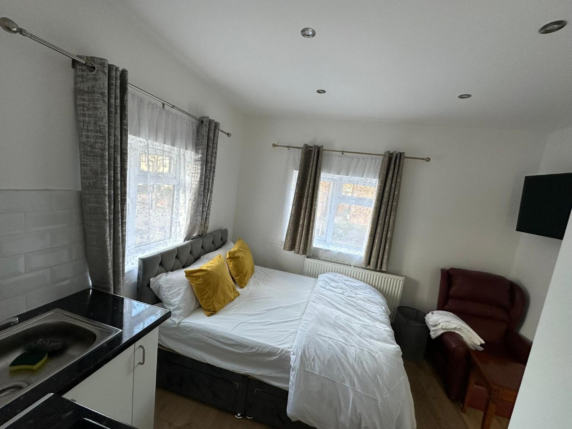 Luxury Ensuite 2Nd Studio Flat With Great Views In Keedonwood Road With Fully Own Bathroom Newly Added And Private Kitchenette بروملي المظهر الخارجي الصورة