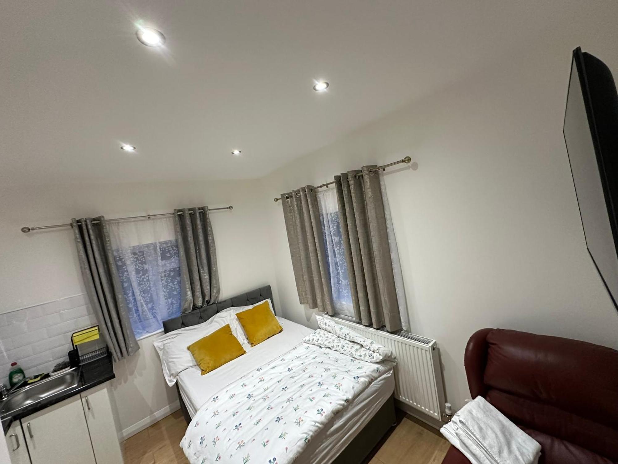 Luxury Ensuite 2Nd Studio Flat With Great Views In Keedonwood Road With Fully Own Bathroom Newly Added And Private Kitchenette بروملي المظهر الخارجي الصورة