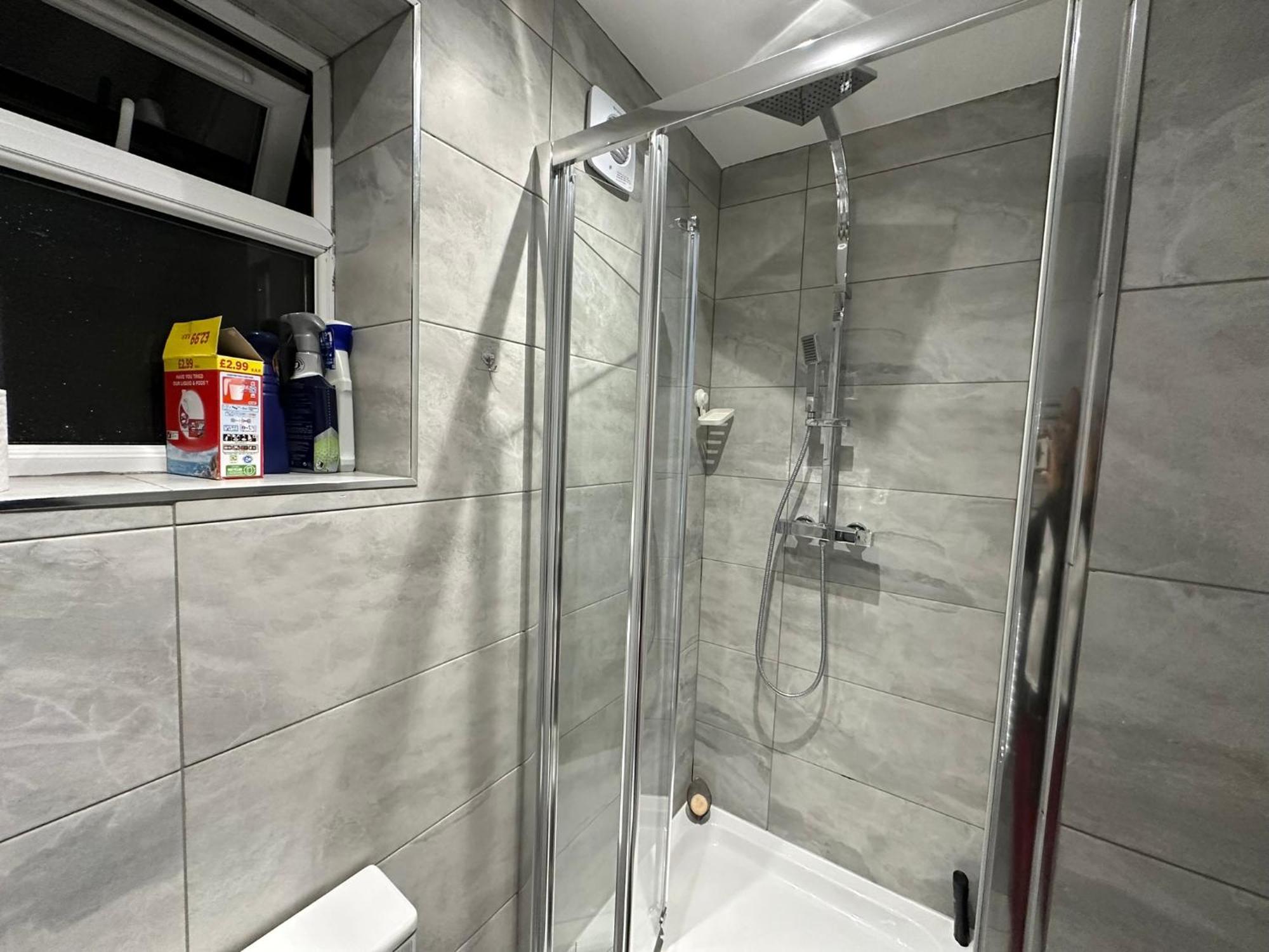 Luxury Ensuite 2Nd Studio Flat With Great Views In Keedonwood Road With Fully Own Bathroom Newly Added And Private Kitchenette بروملي المظهر الخارجي الصورة