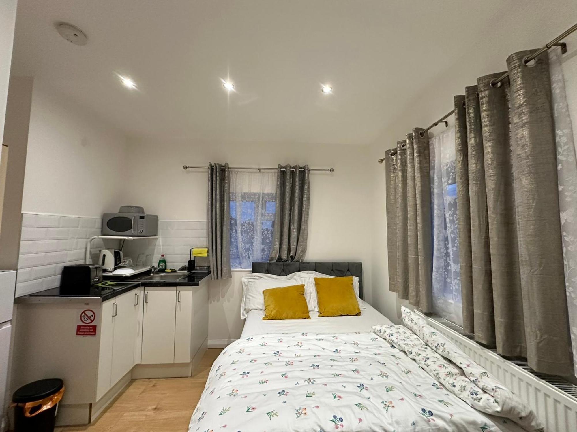 Luxury Ensuite 2Nd Studio Flat With Great Views In Keedonwood Road With Fully Own Bathroom Newly Added And Private Kitchenette بروملي المظهر الخارجي الصورة