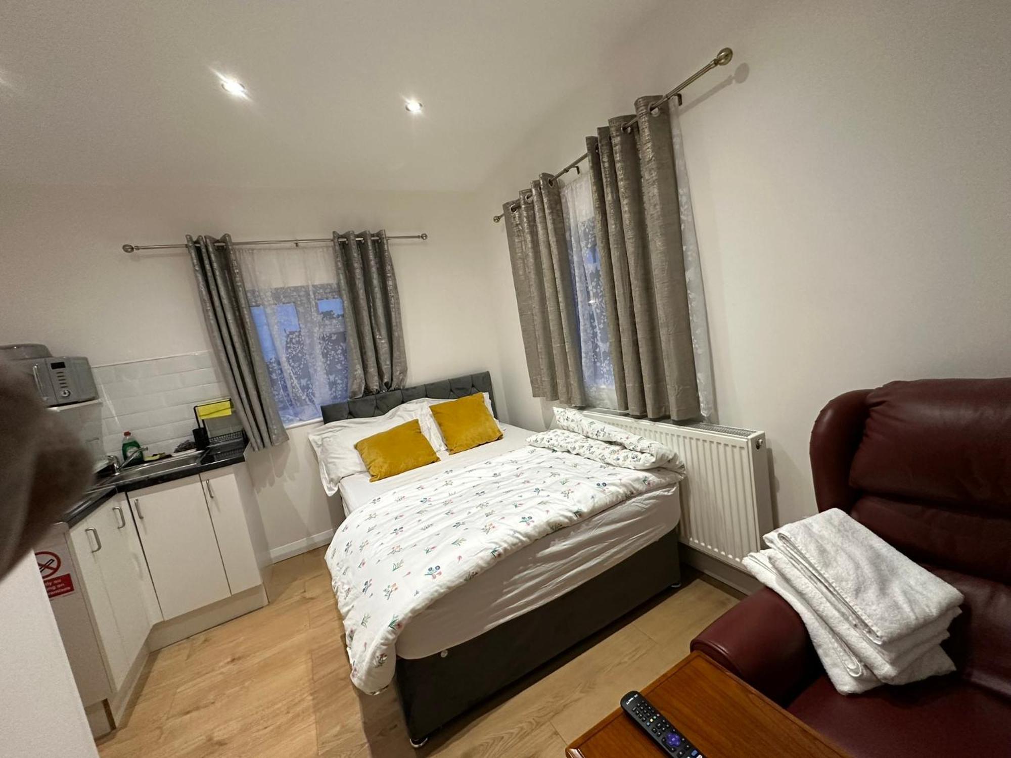 Luxury Ensuite 2Nd Studio Flat With Great Views In Keedonwood Road With Fully Own Bathroom Newly Added And Private Kitchenette بروملي المظهر الخارجي الصورة