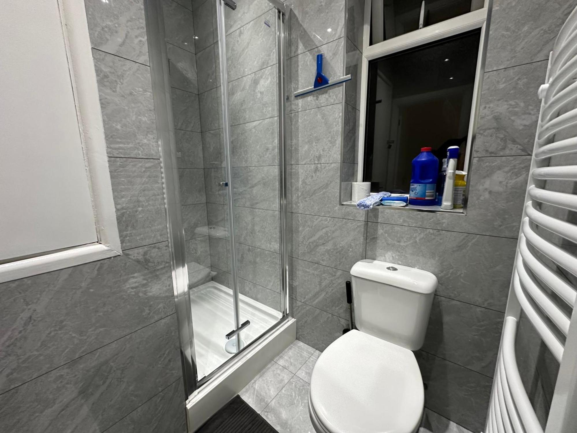 Luxury Ensuite 2Nd Studio Flat With Great Views In Keedonwood Road With Fully Own Bathroom Newly Added And Private Kitchenette بروملي المظهر الخارجي الصورة
