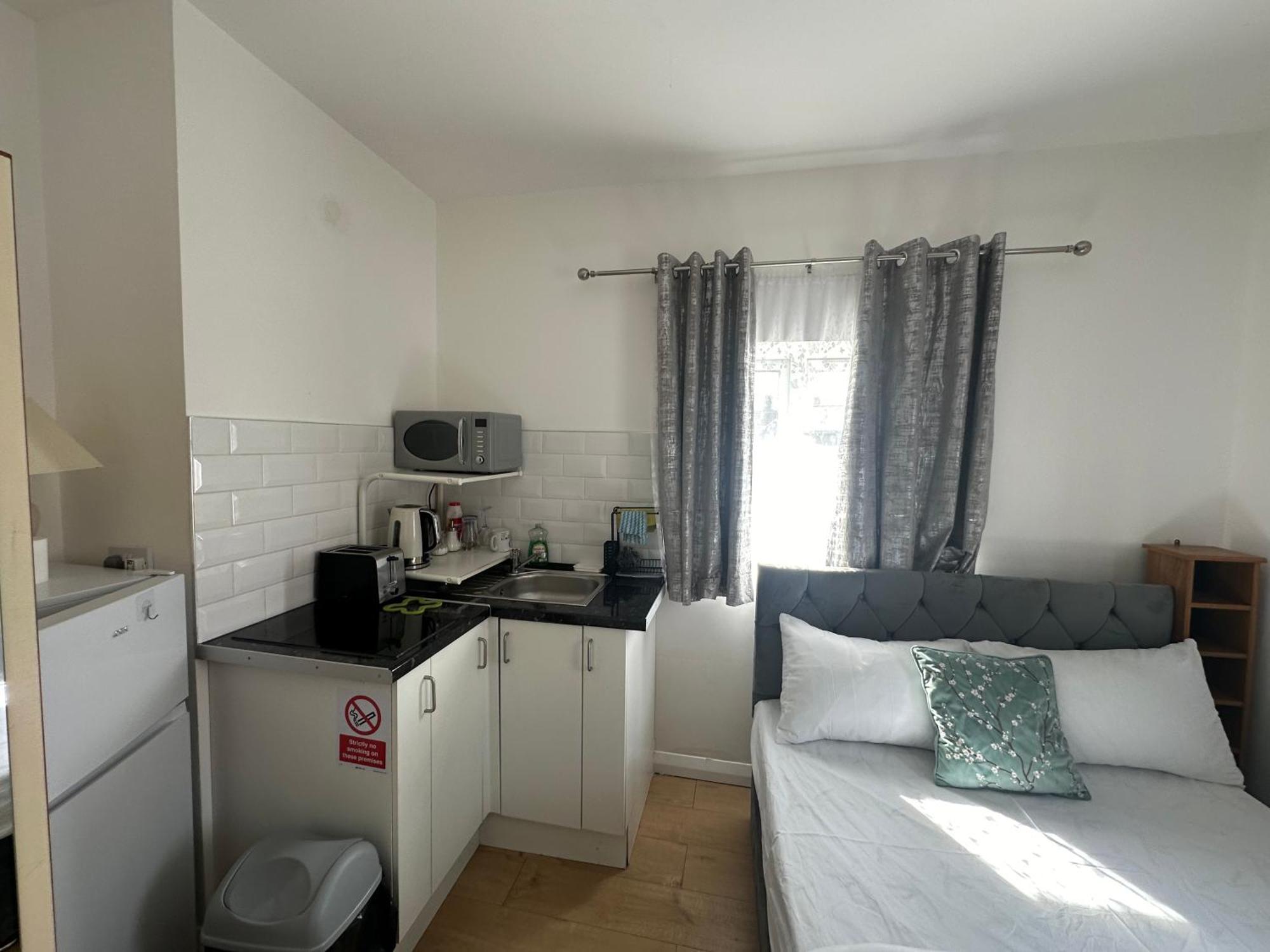Luxury Ensuite 2Nd Studio Flat With Great Views In Keedonwood Road With Fully Own Bathroom Newly Added And Private Kitchenette بروملي المظهر الخارجي الصورة