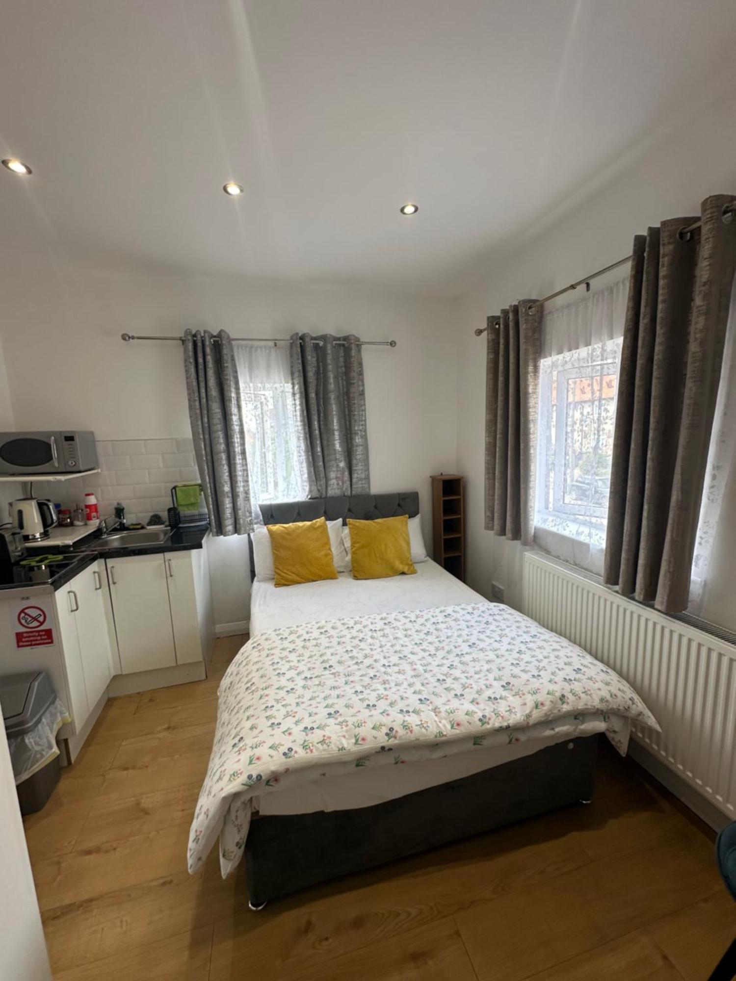 Luxury Ensuite 2Nd Studio Flat With Great Views In Keedonwood Road With Fully Own Bathroom Newly Added And Private Kitchenette بروملي المظهر الخارجي الصورة