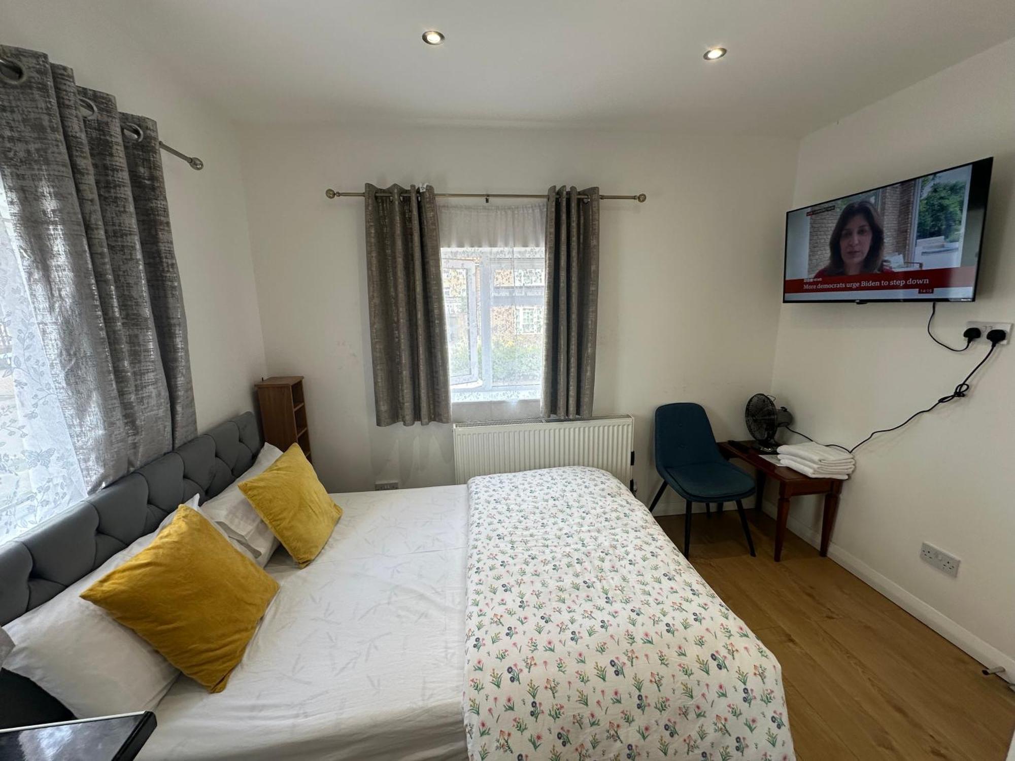 Luxury Ensuite 2Nd Studio Flat With Great Views In Keedonwood Road With Fully Own Bathroom Newly Added And Private Kitchenette بروملي المظهر الخارجي الصورة