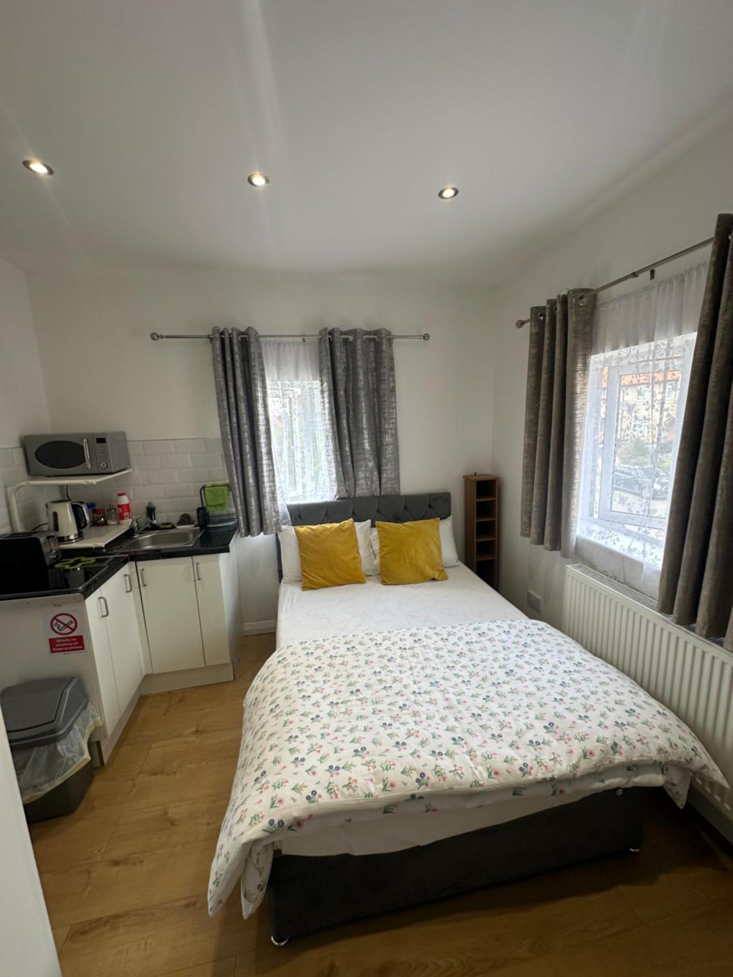 Luxury Ensuite 2Nd Studio Flat With Great Views In Keedonwood Road With Fully Own Bathroom Newly Added And Private Kitchenette بروملي المظهر الخارجي الصورة