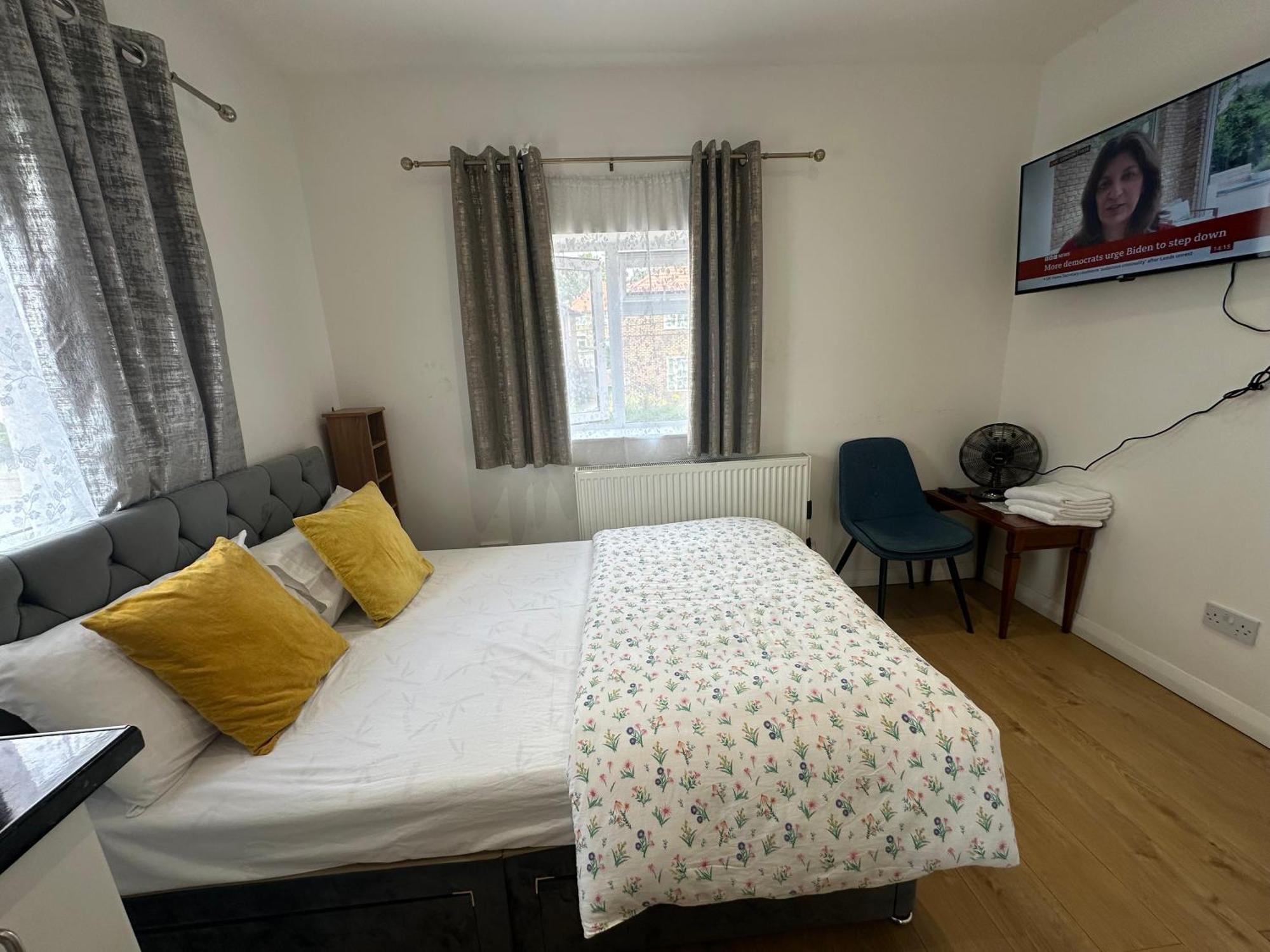 Luxury Ensuite 2Nd Studio Flat With Great Views In Keedonwood Road With Fully Own Bathroom Newly Added And Private Kitchenette بروملي المظهر الخارجي الصورة