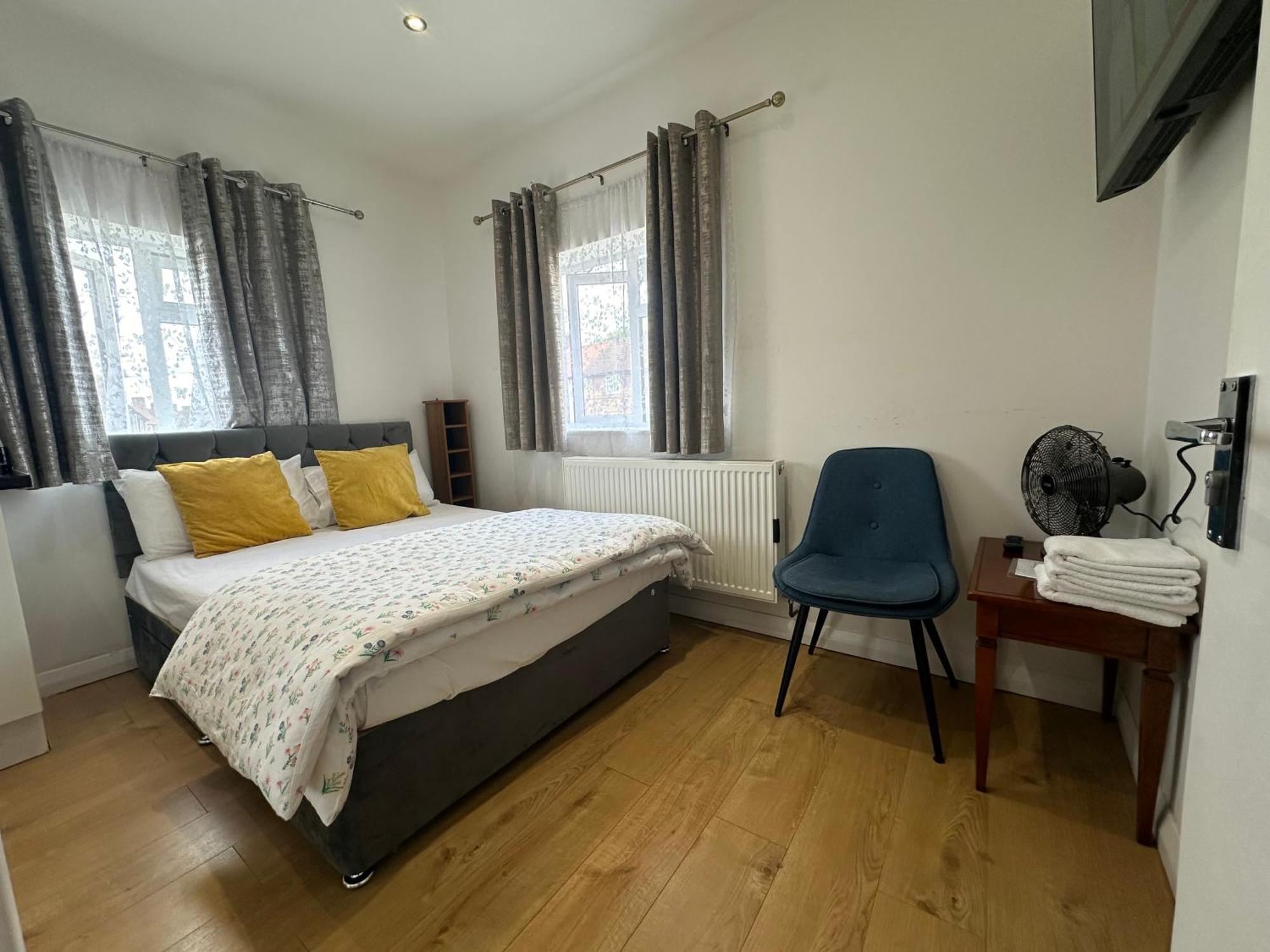 Luxury Ensuite 2Nd Studio Flat With Great Views In Keedonwood Road With Fully Own Bathroom Newly Added And Private Kitchenette بروملي المظهر الخارجي الصورة
