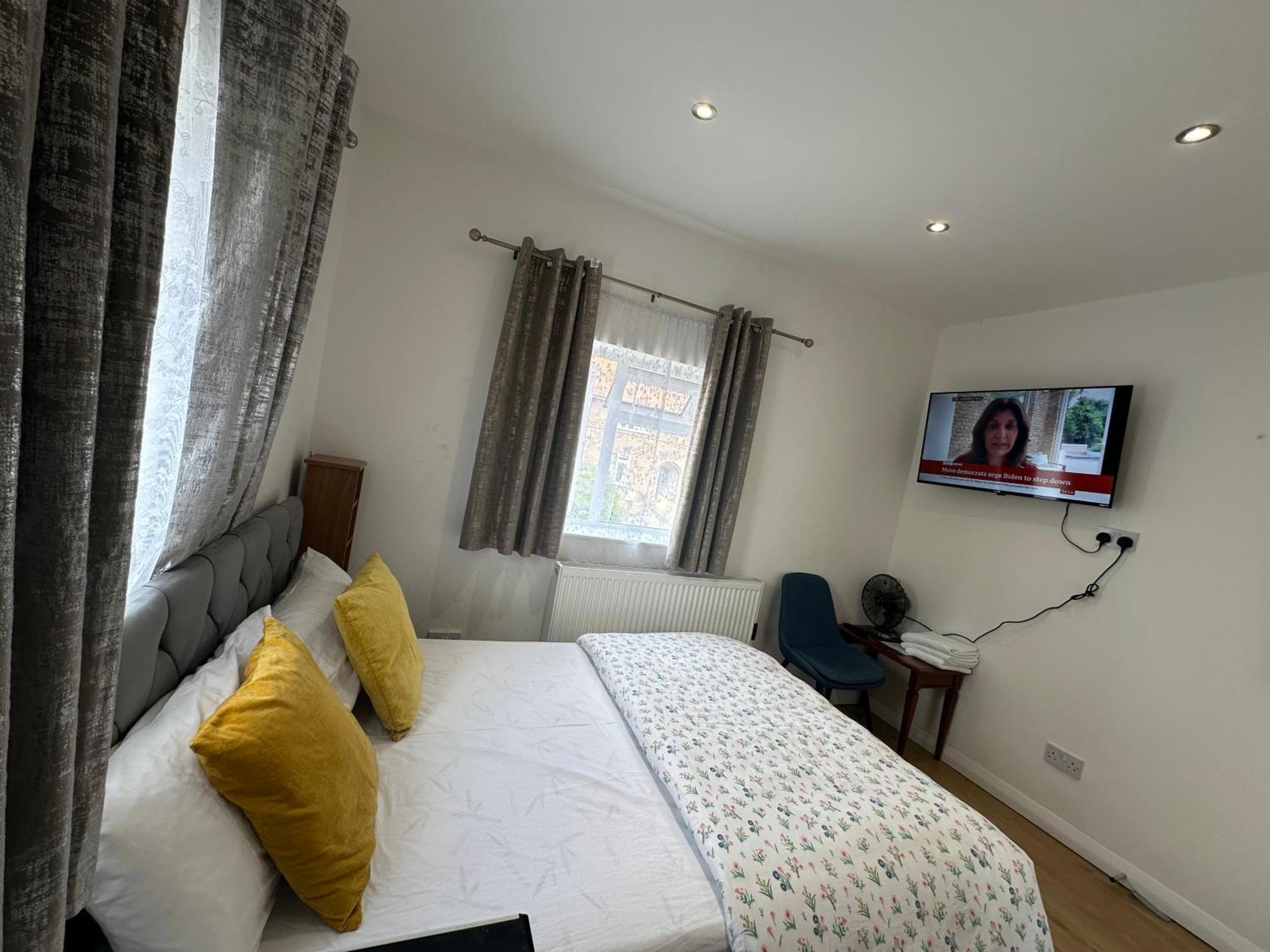 Luxury Ensuite 2Nd Studio Flat With Great Views In Keedonwood Road With Fully Own Bathroom Newly Added And Private Kitchenette بروملي المظهر الخارجي الصورة